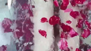 小情侣享受激烈的吸吮和性交