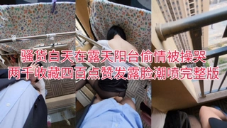 丰满的宝贝自慰她的天然乳房和乳头