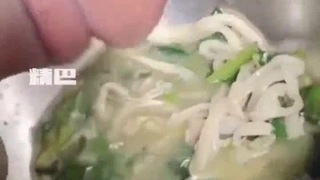 被个鸡头控制的明星颜值美女蜂蜜和粉丝啪啪貌似没有收到礼物就表演结果被打了看着让人揪心~1