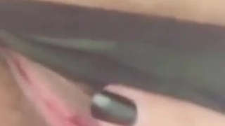 裸体少女因偷衣服而受到惩罚
