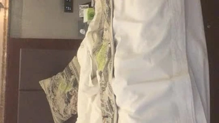 商场女厕全景偷拍 内裤被弄脏了的白色短裙小妹在里面换内裤
