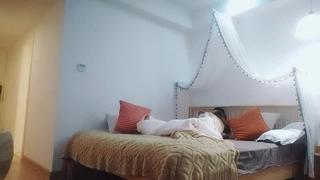 清纯小朱妹要洗澡也不忘记跟观众互动