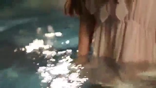 骚气少妇浴室道具自慰秀 按摩器头部插入逼逼翘起屁股震动逼逼非常诱人 很是诱惑喜欢不要错过