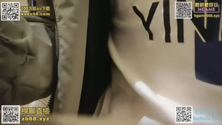 小个子棕发女郎的混乱面部护理