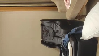 喷水少女在特写镜头中被猛烈地钻探