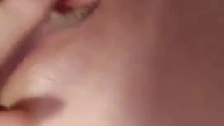 猥琐摄影师吊绑广州墨镜少妇 用打火机烧她逼毛玩滴蜡