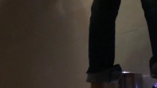 棕色头发的Melissa Benz在狂野的三人行中被填满她的洞