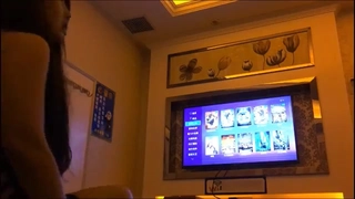 小伙一人太孤单喊两个年轻美女上门服务