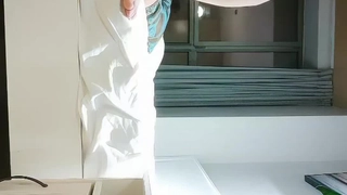 欧洲少女弓起脚给性感足交