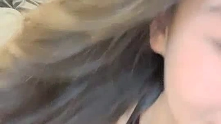 泰国红灯区 眼镜男约了个泰国妹子 交抱起来干被操的呻吟不断