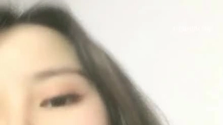 18岁小骚货把男友舔硬了
