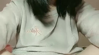 青少年男孩在裸体遭遇中被继母揭穿的秘密